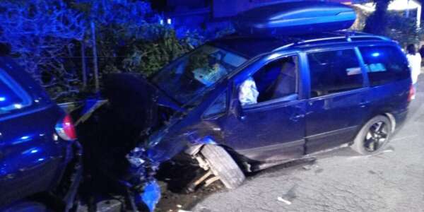 Tragedia sfiorata a Scalea nella notte: auto perde il controllo e finisce su altri mezzi parcheggiati