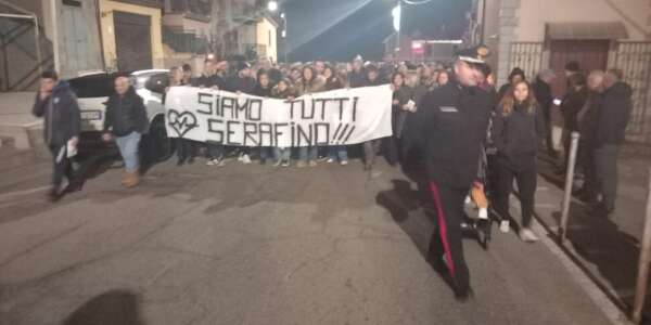 San Giovanni in Fiore si dispera dopo la morte del 48enne e schiuma di rabbia: “Siamo tutti Serafino Congi” FOTO