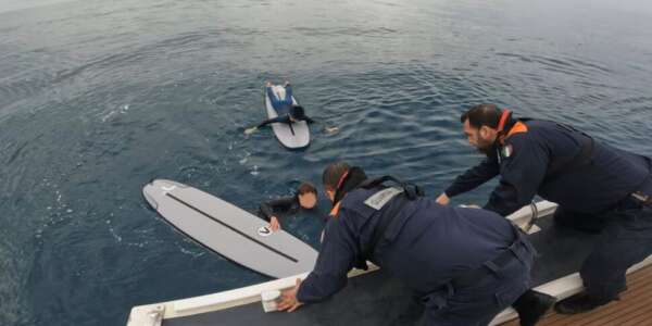 Cetraro, due surfisti tedeschi non riescono a rientrare in spiaggia: salvati dalla Guardia costiera
