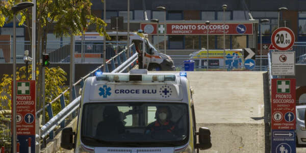 Cosenza, assedio dei bambini in ospedale: la febbre alta spaventa i genitori