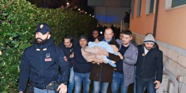 La bambina rapita e ritrovata a Cosenza: le bugie di Rosa, l’amore di Valeria
