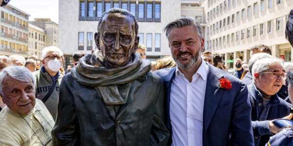 Cosenza, “sfrattata” la statua di Mancini. Il Comune: «Sarà ricollocata»