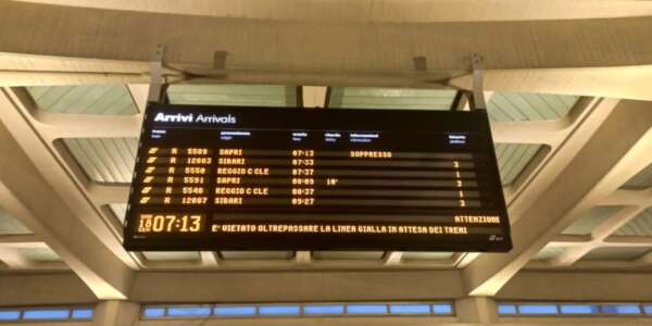Cosenza: treni cancellati, viaggiatori infuriati