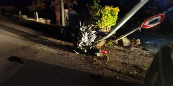 Gravissimo incidente a Paola: 34enne in rianimazione dopo un violento schianto in moto contro un palo della luce