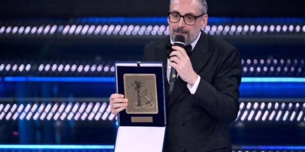 Sanremo 2025, la sindaca di San Fili: “La Calabria orgogliosa di Brunori”. E’ suo il premio Bardotti per il miglior testo