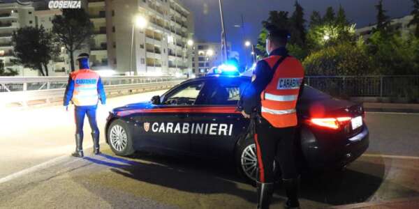 Cassano Ionio, viola il divieto di avvicinamento e si apposta sotto casa di una 20enne: scatta l’arresto