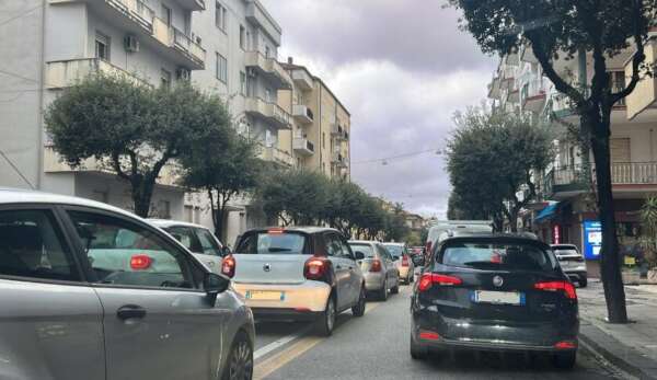 Cosenza, caos su via Roma: parcheggio selvaggio e traffico in tilt ogni pomeriggio