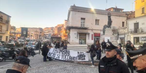 Bimbi maltrattati a Paola, il compagno della mamma davanti al gip