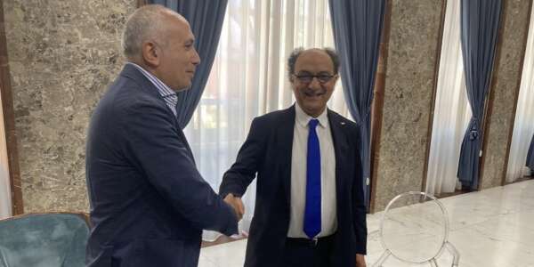 Incontro tra il sindaco Caruso e il presidente del Cosenza Guarascio. Il patron rivela che ci sono trattative per la cessione del club