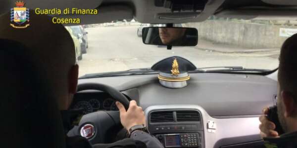 Tentano di rapinare un bar a Rossano ma vengono scoperti da un finanziere che chiama i rinforzi e li fa fermare
