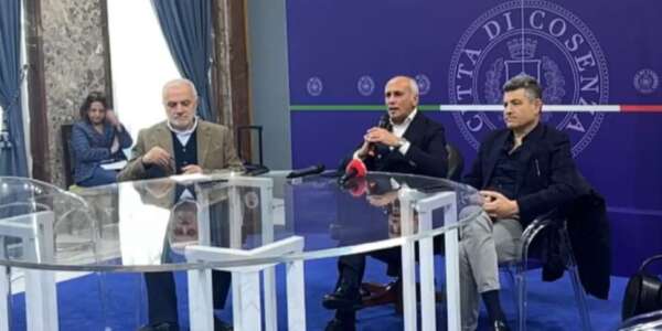 Il sindaco Caruso spinge per la cessione: “Il Cosenza porta il nome della città e va difeso!”