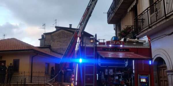 Incendio a Spezzano Sila: rogo partito da una canna fumaria, evacuate quattro persone