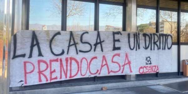 Emergenza abitativa a Cosenza, occupata la sede dell’Aterp. Prendocasa: “Esigiamo risposte”