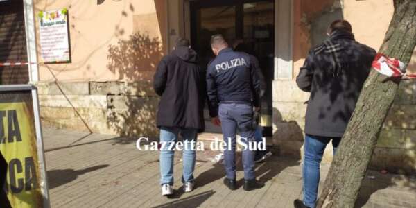 Colpi di pistola contro un commerciante di sigarette elettroniche a Cosenza, è ricoverato all’Annunziata