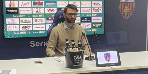 Cosenza, il ds Delvecchio svela i restroscena: “Mercato difficile, alcuni non se la sentivano di vestire rossoblù”