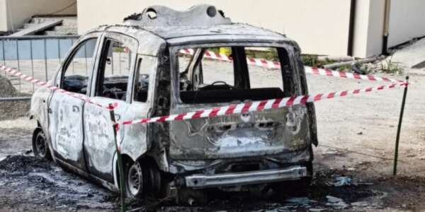 San Lorenzo del Vallo,  incendiata un’auto della polizia locale