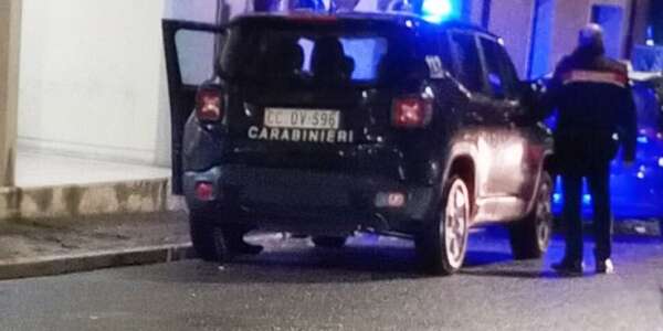 Cosenza, è giallo l’inseguimento dei carabinieri nei confronti di un giovane nella notte del festival