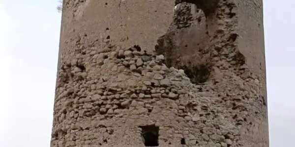 Crolla una parte consistente della Torre Civita di Amantea