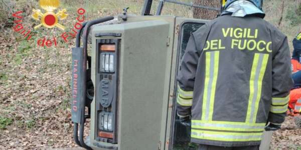 Si ribalta un mezzo agricolo a Cetraro, il conducente rimane incastato con l’arto inferiore