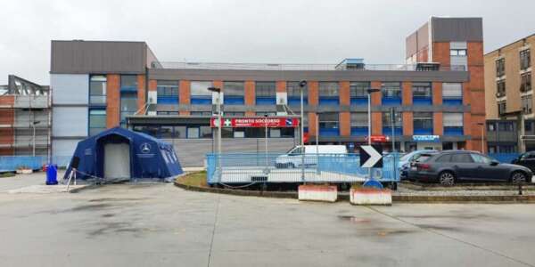 Cosenza, i fratellini picchiati lasciano l’ospedale: al momento andranno in una struttura “protetta”