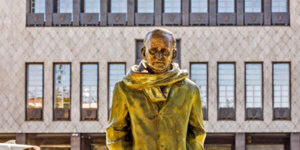 Cosenza, il Comune ordina la rimozione della statua di Giacomo Mancini e la Fondazione ricorre ai giudici del Tar