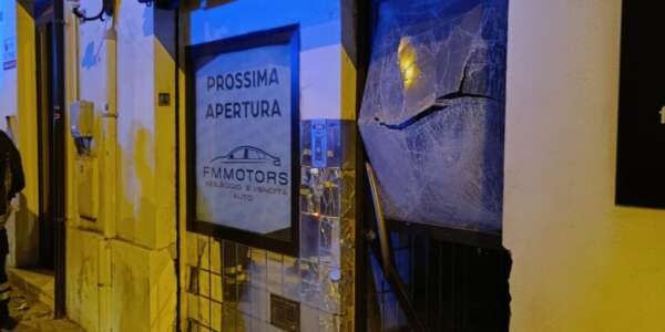 Esplosione nella notte a Cosenza: danneggiato un negozio di auto
