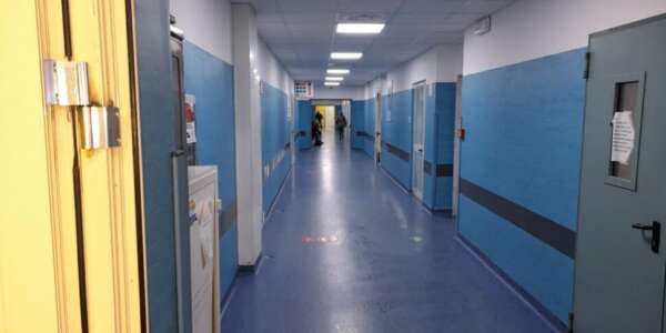 Follia a Paola, vuole fare la tac senza prenotazione e scaraventa a terra una dottoressa