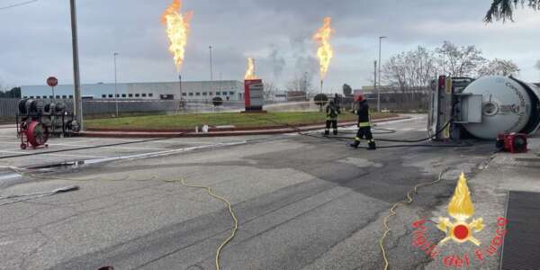Cisterna contenente gas ribaltata a Rende, Vigili del fuoco in azione tutta la notte per la bonifica