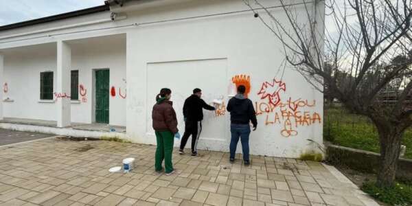 I ragazzi di Sibari cancellano le intemperanze dei vandali