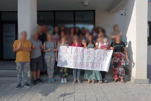 San Giovanni in Fiore, i “Dimenticati” stazionano davanti al Municipio florense
