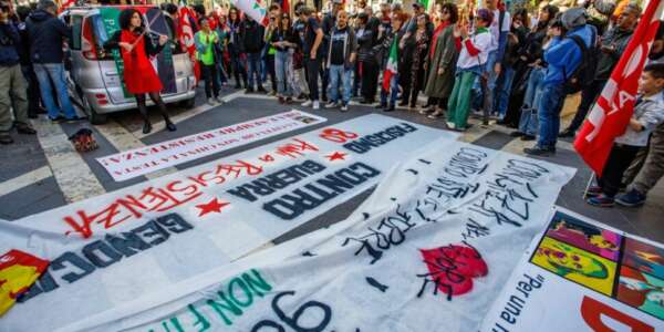 25 Aprile a Cosenza, cori per Papa Francesco e per la pace: “Palestina libera!” FOTO