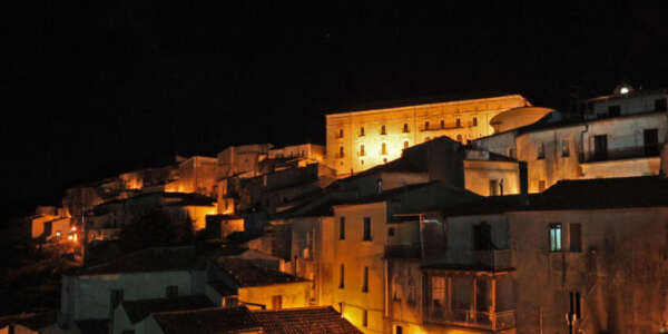Borgo dei Borghi 2025, il vincitore domani sera su Rai3. Calabria e Sicilia in gara