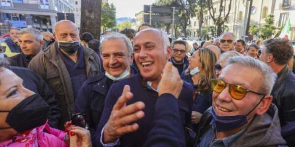 Cosenza, il sindaco Caruso spiega perché ha lasciato la guida del Partito socialista: “Non ho più il tempo”