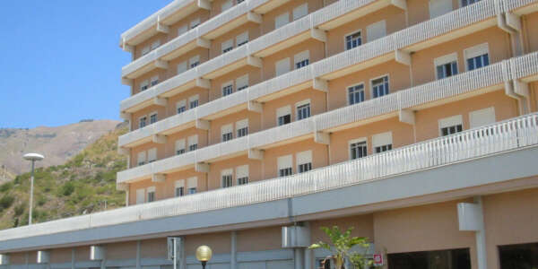 Bambina trasferita d’urgenza da Cosenza a Taormina a causa di una grave insufficienza respiratoria