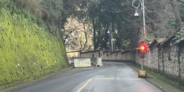 Cosenza, viabilità precaria nel borgo antico: ancora attivi semafori e sensi unici
