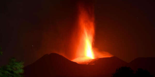 Etna, attività stromboliana in aumento: allerta sale ad arancione, nessun impatto sull’aeroporto di Catania