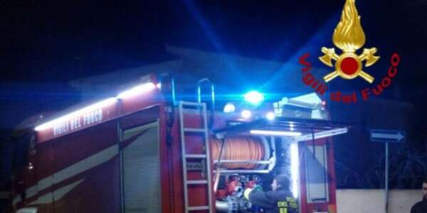 Incendiato un camion per la vendita di panini a Corigliano Rossano: terzo episodio ai danni dello stesso proprietario