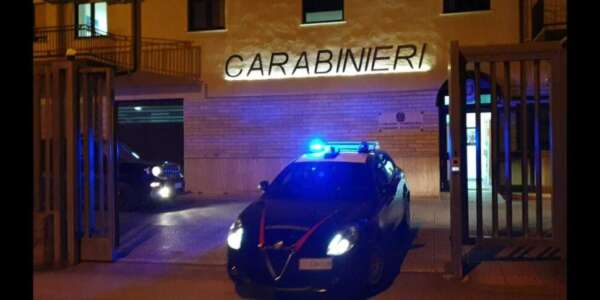 Aggrediscono i carabinieri dopo un incidente: arrestati due 37enni a Rossano