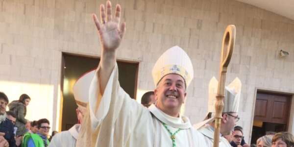 Cosenza, l’arcivescovo sferza il mondo cattolico: “Le chiese non diventino supermercati della fede”