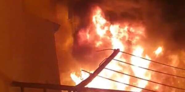 San Lucido, notte di paura: due auto distrutte in un incendio nel cuore del centro storico