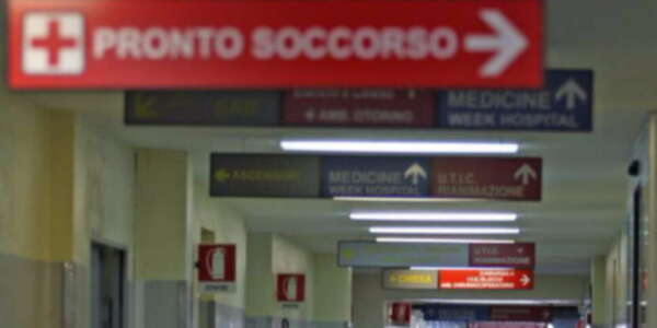 Paura a Fuscaldo, una bambina di 7 anni cade dalla bicicletta: fratture multiple e prognosi riservata