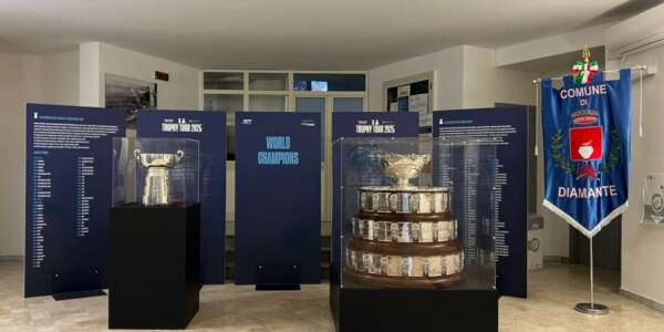 Inaugurato a Diamante il Trophy Tour, in Calabria i due trofei più prestigiosi del tennis mondiale: la Coppa Davis e la Billie Jean King Cup